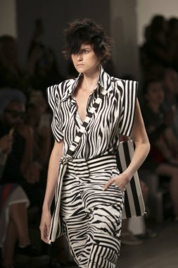 Bir modeli pist Nyfw bahar yaz 2018 sırasında Türk Tasarımcısı Hakan Akkaya ışıklık Studios Washington Square New York için 11 Eylül 2017 üzerinde yürüyor