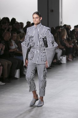 Bir modeli pist Nyfw bahar yaz 2018 sırasında Türk Tasarımcısı Hakan Akkaya ışıklık Studios Washington Square New York için 11 Eylül 2017 üzerinde yürüyor