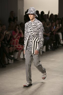 Bir modeli pist Nyfw bahar yaz 2018 sırasında Türk Tasarımcısı Hakan Akkaya ışıklık Studios Washington Square New York için 11 Eylül 2017 üzerinde yürüyor