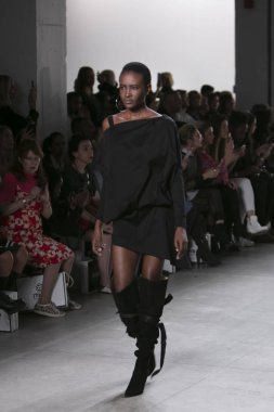 Bir modeli pist Nyfw bahar yaz 2018 sırasında Türk Tasarımcısı Hakan Akkaya ışıklık Studios Washington Square New York için 11 Eylül 2017 üzerinde yürüyor