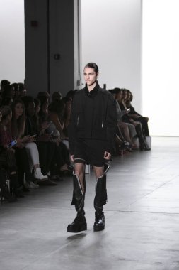 Bir modeli pist Nyfw bahar yaz 2018 sırasında Türk Tasarımcısı Hakan Akkaya ışıklık Studios Washington Square New York için 11 Eylül 2017 üzerinde yürüyor