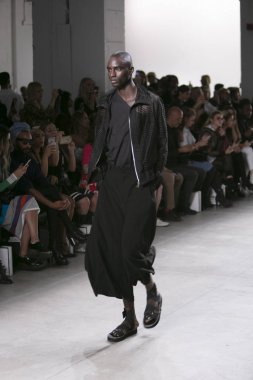 Bir modeli pist Nyfw bahar yaz 2018 sırasında Türk Tasarımcısı Hakan Akkaya ışıklık Studios Washington Square New York için 11 Eylül 2017 üzerinde yürüyor