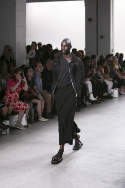 Bir modeli pist Nyfw bahar yaz 2018 sırasında Türk Tasarımcısı Hakan Akkaya ışıklık Studios Washington Square New York için 11 Eylül 2017 üzerinde yürüyor