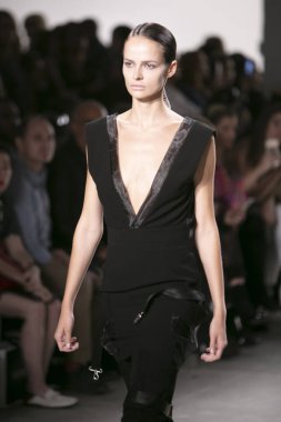 Bir modeli pist Nyfw bahar yaz 2018 sırasında Türk Tasarımcısı Hakan Akkaya ışıklık Studios Washington Square New York için 11 Eylül 2017 üzerinde yürüyor