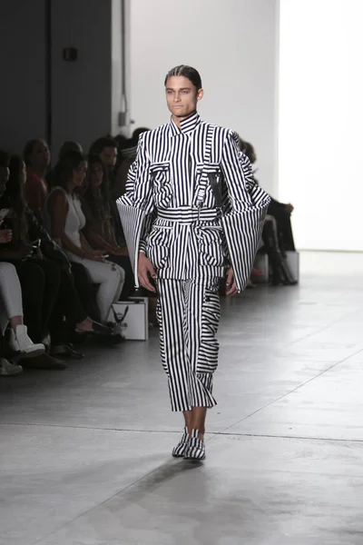 Modelo Caminha Pista Durante Verão Primavera 2018 Nyfw Para Designer — Fotografia de Stock