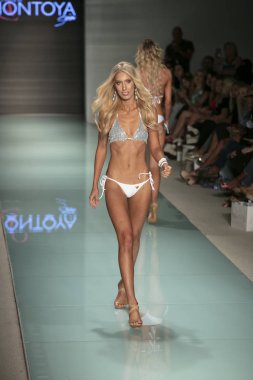 Funkshion yüzmek 2017 yılında Miami Beach üzerinde 23 Temmuz 2017 sırasında pist tasarımcısı Liliana Montoya yaz 2017 defile için bir model yürür
