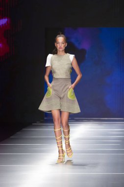 Manken Miami Moda Enstitüsü göstermek Resort 2018 koleksiyonda Miami moda hafta 2017 Miami'de Buz Sarayı'nda 31 Mayıs 2018 üzerinde sırasında pist yürür