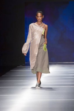 Manken Miami Moda Enstitüsü göstermek Resort 2018 koleksiyonda Miami moda hafta 2017 Miami'de Buz Sarayı'nda 31 Mayıs 2018 üzerinde sırasında pist yürür