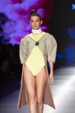 Manken Miami Moda Enstitüsü göstermek Resort 2018 koleksiyonda Miami moda hafta 2017 Miami'de Buz Sarayı'nda 31 Mayıs 2018 üzerinde sırasında pist yürür