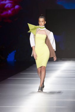 Manken Miami Moda Enstitüsü göstermek Resort 2018 koleksiyonda Miami moda hafta 2017 Miami'de Buz Sarayı'nda 31 Mayıs 2018 üzerinde sırasında pist yürür
