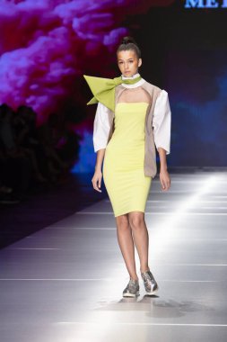 Manken Miami Moda Enstitüsü göstermek Resort 2018 koleksiyonda Miami moda hafta 2017 Miami'de Buz Sarayı'nda 31 Mayıs 2018 üzerinde sırasında pist yürür