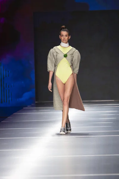 Una Modelo Camina Por Pasarela Durante Miami Fashion Institute Show — Foto de Stock