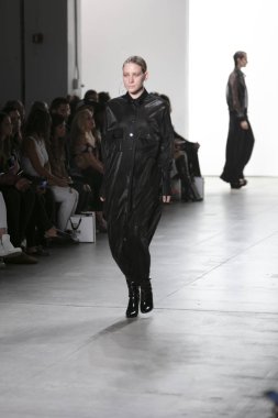 Bir modeli pist Nyfw bahar yaz 2018 sırasında Türk Tasarımcısı Hakan Akkaya ışıklık Studios Washington Square New York için 11 Eylül 2017 üzerinde yürüyor