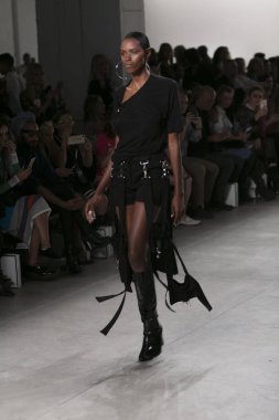 Bir modeli pist Nyfw bahar yaz 2018 sırasında Türk Tasarımcısı Hakan Akkaya ışıklık Studios Washington Square New York için 11 Eylül 2017 üzerinde yürüyor