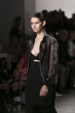 Bir modeli pist Nyfw bahar yaz 2018 sırasında Türk Tasarımcısı Hakan Akkaya ışıklık Studios Washington Square New York için 11 Eylül 2017 üzerinde yürüyor