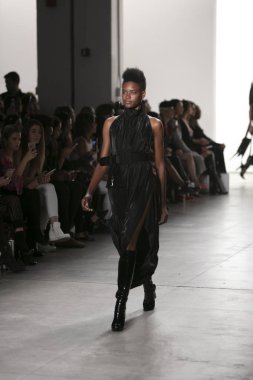 Bir modeli pist Nyfw bahar yaz 2018 sırasında Türk Tasarımcısı Hakan Akkaya ışıklık Studios Washington Square New York için 11 Eylül 2017 üzerinde yürüyor