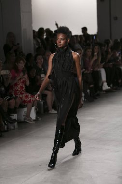 Bir modeli pist Nyfw bahar yaz 2018 sırasında Türk Tasarımcısı Hakan Akkaya ışıklık Studios Washington Square New York için 11 Eylül 2017 üzerinde yürüyor