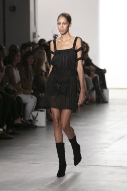 Bir modeli pist Nyfw bahar yaz 2018 sırasında Türk Tasarımcısı Hakan Akkaya ışıklık Studios Washington Square New York için 11 Eylül 2017 üzerinde yürüyor