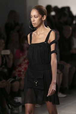 Bir modeli pist Nyfw bahar yaz 2018 sırasında Türk Tasarımcısı Hakan Akkaya ışıklık Studios Washington Square New York için 11 Eylül 2017 üzerinde yürüyor