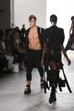 Bir modeli pist Nyfw bahar yaz 2018 sırasında Türk Tasarımcısı Hakan Akkaya ışıklık Studios Washington Square New York için 11 Eylül 2017 üzerinde yürüyor