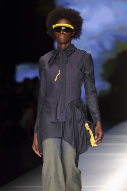 Manken Miami Moda Enstitüsü göstermek Resort 2018 koleksiyonda Miami moda hafta 2017 Miami'de Buz Sarayı'nda 31 Mayıs 2018 üzerinde sırasında pist yürür