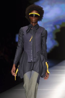 Manken Miami Moda Enstitüsü göstermek Resort 2018 koleksiyonda Miami moda hafta 2017 Miami'de Buz Sarayı'nda 31 Mayıs 2018 üzerinde sırasında pist yürür