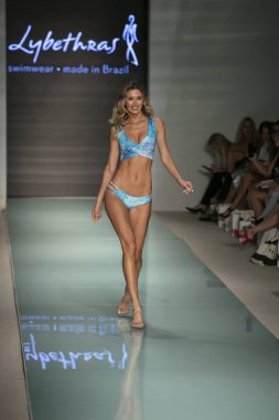 Funkshion yüzmek 2017 yılında Miami Beach üzerinde 23 Temmuz 2017 sırasında pist Tasarımcısı Lybethras yaz 2017 defile için bir model yürür