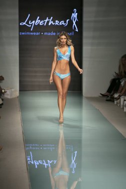 Funkshion yüzmek 2017 yılında Miami Beach üzerinde 23 Temmuz 2017 sırasında pist Tasarımcısı Lybethras yaz 2017 defile için bir model yürür