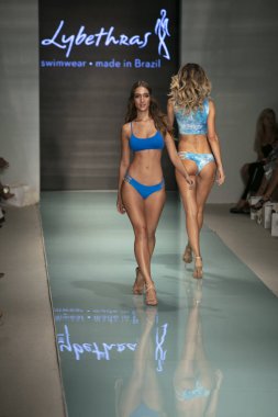 Funkshion yüzmek 2017 yılında Miami Beach üzerinde 23 Temmuz 2017 sırasında pist Tasarımcısı Lybethras yaz 2017 defile için bir model yürür