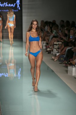 Funkshion yüzmek 2017 yılında Miami Beach üzerinde 23 Temmuz 2017 sırasında pist Tasarımcısı Lybethras yaz 2017 defile için bir model yürür
