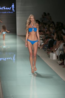 Funkshion yüzmek 2017 yılında Miami Beach üzerinde 23 Temmuz 2017 sırasında pist Tasarımcısı Lybethras yaz 2017 defile için bir model yürür