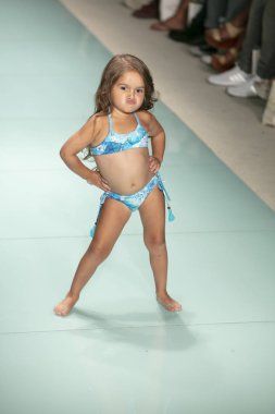 Funkshion yüzmek 2017 yılında Miami Beach üzerinde 23 Temmuz 2017 sırasında pist Tasarımcısı Lybethras yaz 2017 defile için bir model yürür