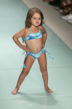 Funkshion yüzmek 2017 yılında Miami Beach üzerinde 23 Temmuz 2017 sırasında pist Tasarımcısı Lybethras yaz 2017 defile için bir model yürür