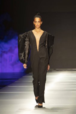 Manken Miami Moda Enstitüsü göstermek Resort 2018 koleksiyonda Miami moda hafta 2017 Miami'de Buz Sarayı'nda 31 Mayıs 2018 üzerinde sırasında pist yürür