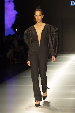 Manken Miami Moda Enstitüsü göstermek Resort 2018 koleksiyonda Miami moda hafta 2017 Miami'de Buz Sarayı'nda 31 Mayıs 2018 üzerinde sırasında pist yürür