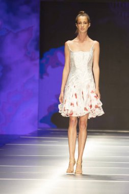 Manken Miami Moda Enstitüsü göstermek Resort 2018 koleksiyonda Miami moda hafta 2017 Miami'de Buz Sarayı'nda 31 Mayıs 2018 üzerinde sırasında pist yürür