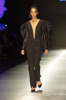 Manken Miami Moda Enstitüsü göstermek Resort 2018 koleksiyonda Miami moda hafta 2017 Miami'de Buz Sarayı'nda 31 Mayıs 2018 üzerinde sırasında pist yürür