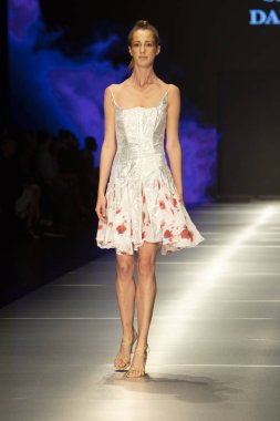 Manken Miami Moda Enstitüsü göstermek Resort 2018 koleksiyonda Miami moda hafta 2017 Miami'de Buz Sarayı'nda 31 Mayıs 2018 üzerinde sırasında pist yürür