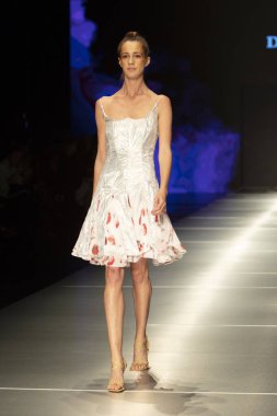Manken Miami Moda Enstitüsü göstermek Resort 2018 koleksiyonda Miami moda hafta 2017 Miami'de Buz Sarayı'nda 31 Mayıs 2018 üzerinde sırasında pist yürür