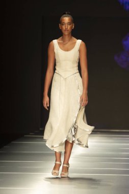 Manken Miami Moda Enstitüsü göstermek Resort 2018 koleksiyonda Miami moda hafta 2017 Miami'de Buz Sarayı'nda 31 Mayıs 2018 üzerinde sırasında pist yürür