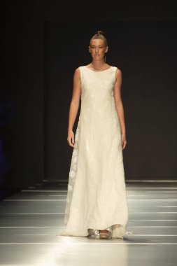 Manken Miami Moda Enstitüsü göstermek Resort 2018 koleksiyonda Miami moda hafta 2017 Miami'de Buz Sarayı'nda 31 Mayıs 2018 üzerinde sırasında pist yürür