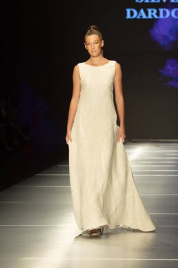Manken Miami Moda Enstitüsü göstermek Resort 2018 koleksiyonda Miami moda hafta 2017 Miami'de Buz Sarayı'nda 31 Mayıs 2018 üzerinde sırasında pist yürür