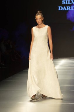 Manken Miami Moda Enstitüsü göstermek Resort 2018 koleksiyonda Miami moda hafta 2017 Miami'de Buz Sarayı'nda 31 Mayıs 2018 üzerinde sırasında pist yürür