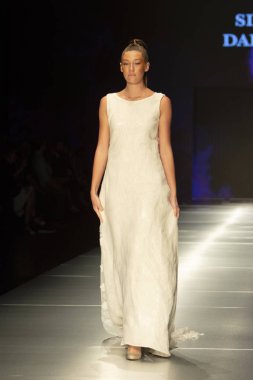 Manken Miami Moda Enstitüsü göstermek Resort 2018 koleksiyonda Miami moda hafta 2017 Miami'de Buz Sarayı'nda 31 Mayıs 2018 üzerinde sırasında pist yürür