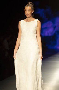 Manken Miami Moda Enstitüsü göstermek Resort 2018 koleksiyonda Miami moda hafta 2017 Miami'de Buz Sarayı'nda 31 Mayıs 2018 üzerinde sırasında pist yürür