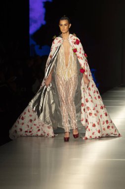 Manken Miami Moda Enstitüsü göstermek Resort 2018 koleksiyonda Miami moda hafta 2017 Miami'de Buz Sarayı'nda 31 Mayıs 2018 üzerinde sırasında pist yürür