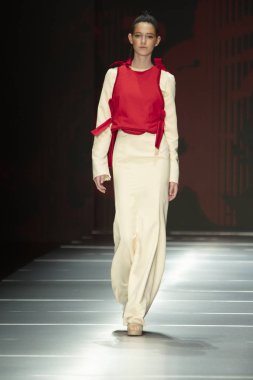 Manken Miami Moda Enstitüsü göstermek Resort 2018 koleksiyonda Miami moda hafta 2017 Miami'de Buz Sarayı'nda 31 Mayıs 2018 üzerinde sırasında pist yürür