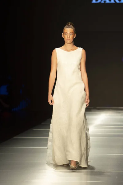 Una Modelo Camina Por Pasarela Durante Miami Fashion Institute Show —  Fotos de Stock
