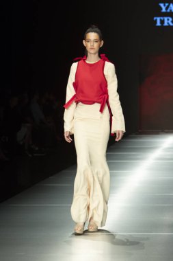 Manken Miami Moda Enstitüsü göstermek Resort 2018 koleksiyonda Miami moda hafta 2017 Miami'de Buz Sarayı'nda 31 Mayıs 2018 üzerinde sırasında pist yürür