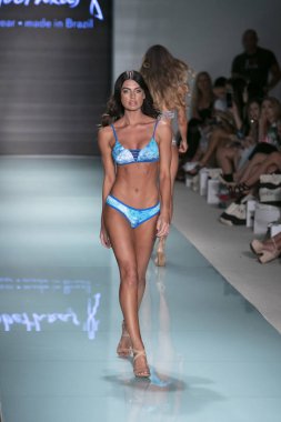 Funkshion yüzmek 2017 yılında Miami Beach üzerinde 23 Temmuz 2017 sırasında pist Tasarımcısı Lybethras yaz 2017 defile için bir model yürür